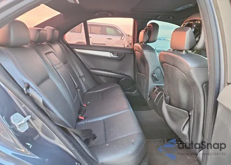 2009 Mercedes-Benz C 300 z USA, uszkodzony, nr VIN WDDGF54XX9F210073